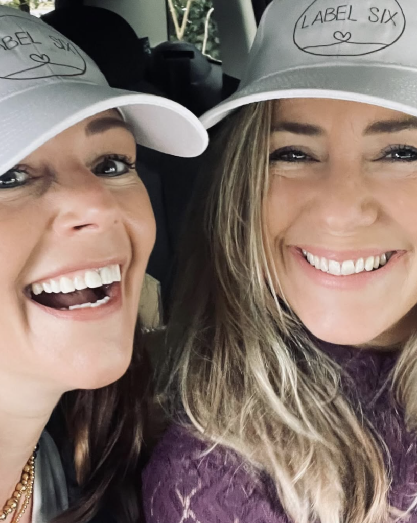 agnes en ingrid met petjes op