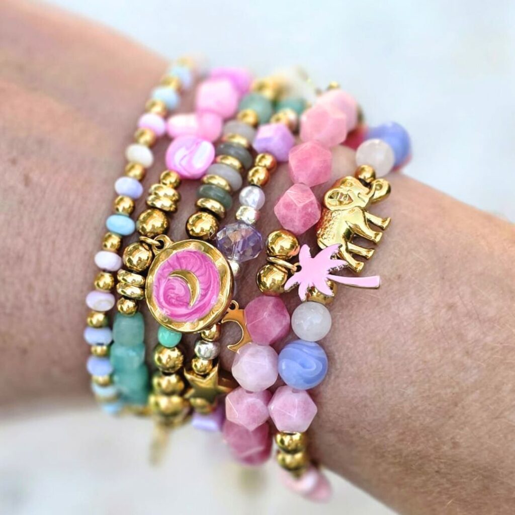 Te leuk deze zomerse armbandenset van Label Six in zomerse kleurtjes.