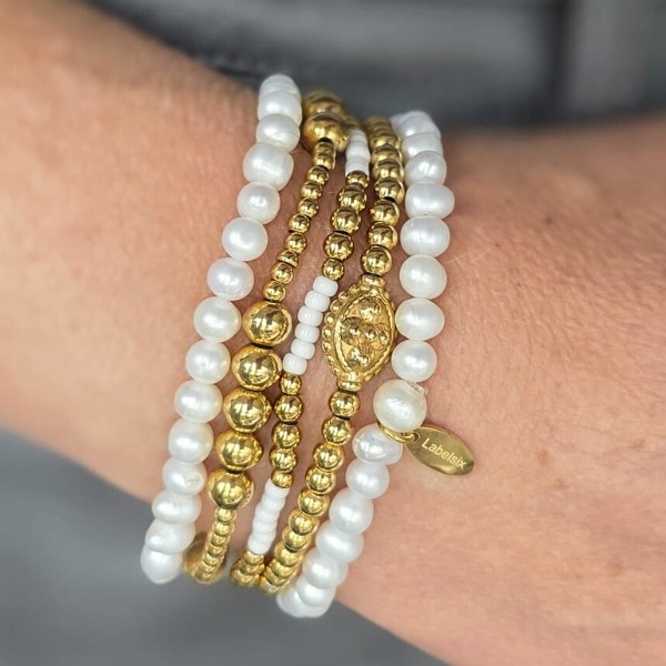 Nieuw in de Label Six collectie is onze echte parelarmband. Handgeregen, stijlvol en tijdloos. Perfect te combineren en een luxe cadeau voor jezelf of een dierbare.