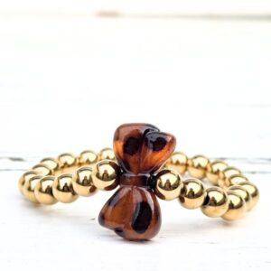 Statement kralenarmband van Label Six. Dit keer met een gedurfde grote leopard strik. Verkrijgbaar in lichtbruin, donkerbruin en beige. Trendy & stijlvol.