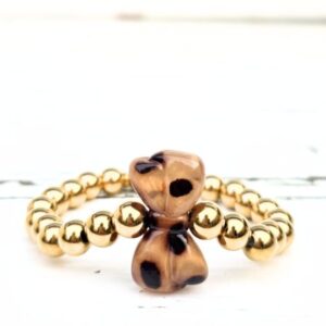 Statement kralenarmband van Label Six. Dit keer met een gedurfde grote leopard strik. Verkrijgbaar in lichtbruin, donkerbruin en beige. Trendy & stijlvol.