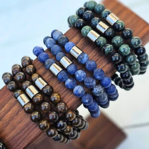 Onze herenarmbanden combineren kwaliteit, comfort en design. Draag ze los of combineer meerdere armbanden voor een persoonlijke, mannelijke stijl.