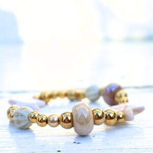 Stainless steel kralenarmband Big Star met keramieken sterren en rondjes. Speelse statement armband uit de voorjaarscollectie, op maat verkrijgbaar.