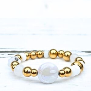 Stainless steel kralenarmband Bright Smile met witte smiley kraal. Over the top must-have uit de voorjaarscollectie, op maat verkrijgbaar.