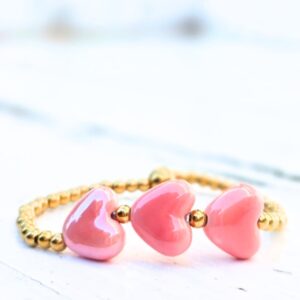 Stainless steel kralenarmband Royal Hearts met drie keramieken hartkralen in zachtroze. Voorjaarscollectie, perfect te combineren en op maat verkrijgbaar.