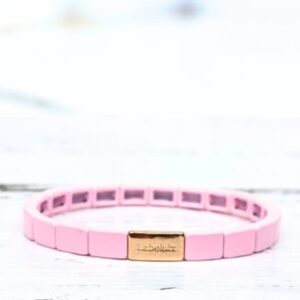 De Label Six emaille armband smal is er nu ook in de voorjaarskleuren, perfect om te combineren met jouw favoriete armbanden.