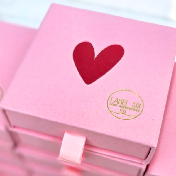 Luxe cadeauverpakking van Label Six in de Valentijneditie.