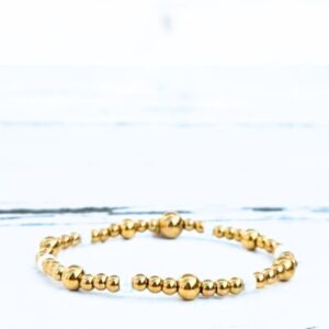 Deze kralenarmband van Label Six mag niet ontbreken in je collectie.