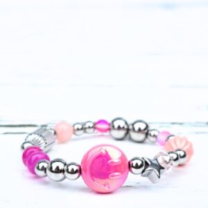 Zilveren stainless steel smiley armband van Label Six met roze kralen.