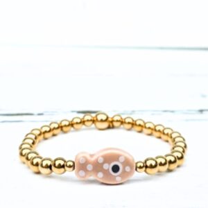 Gouden kralenarmband van stainless steel met speelse dotted kraal. Tijdloos, minimalistisch en perfect te combineren. Shop Lucky Dots nu online.