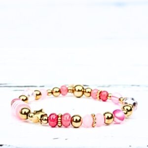 Detail van gouden kralenarmband met verschillende roze tinten by Label Six