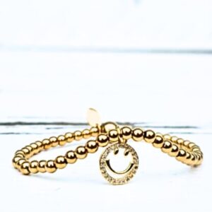 Minimalistische gouden kralenarmband met smiley bedel van Label Six