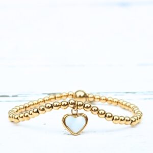 Kralenarmband With Love met gouden kralen en parelmoer hartje.