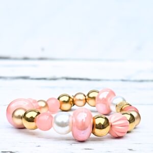 Zomerse kralenarmband met parels en zalmkleurige kralen van Label Six