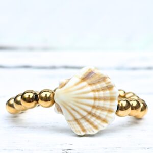Gouden stainless steel kralenarmband met grote stenen schelp van Label Six