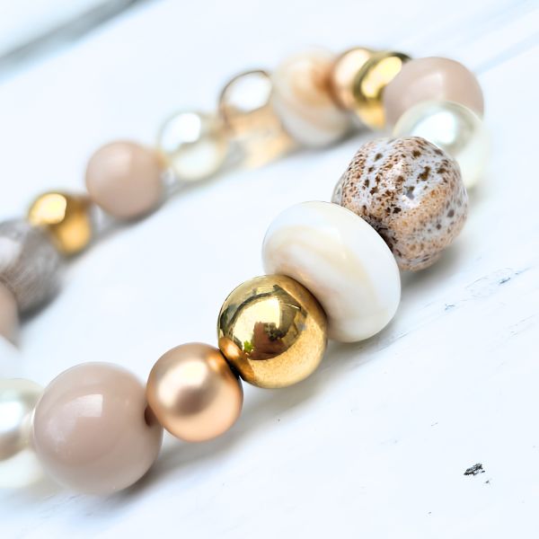 Nude collectie kralenarmband voorzien van natuurlijke zachte kleuren als beige, crème, taupe en wit.