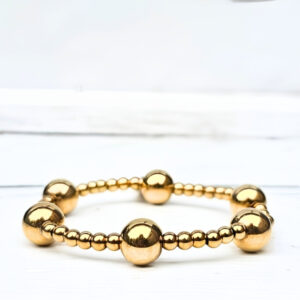 Close up van stainless steel gouden armband van Label Six